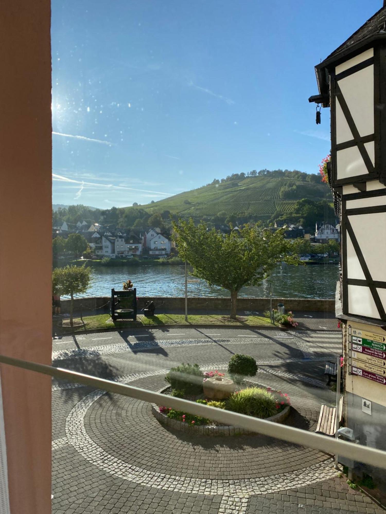 Ferienwohnung Zentral An Der Moselpromenade Zell an der Mosel Bagian luar foto